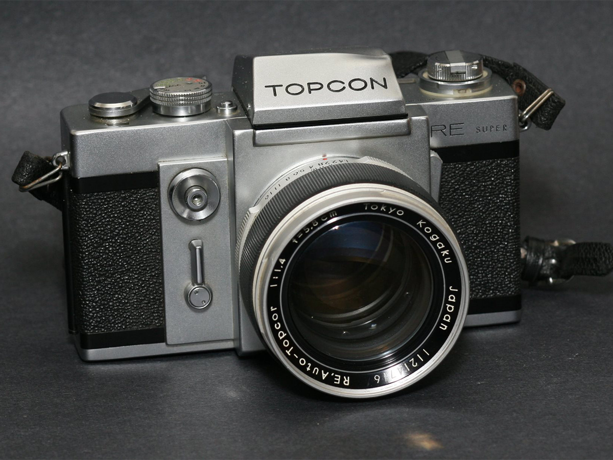 Topcon RE Super - E Magnuson, CC BY 2.0 , via Wikimedia Commons